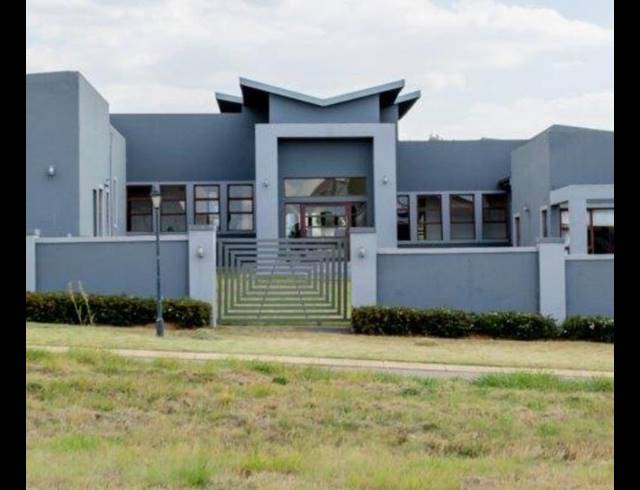8 BEDROOM HOUSE FOR SALE IN MOOIKLOOF
